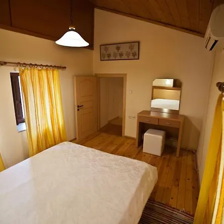 Spacious House Apartament Simi